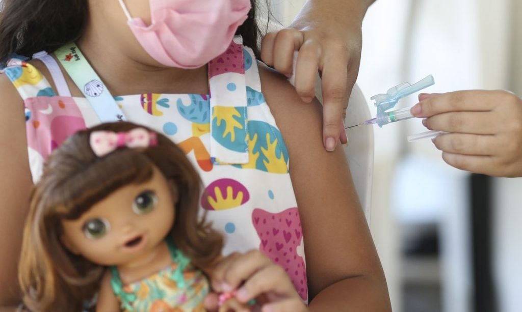 Duas crianças de até 5 anos morrem de covid-19 por dia no Brasil, indica pesquisa